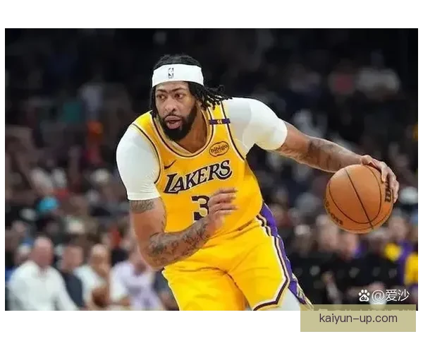 戴维斯技术细节拆解，展现其独特踢球风格与战术价值